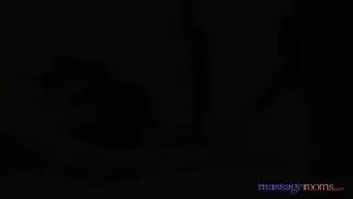 فتاة آسيوية نحيفة تتلقى ضربات قوية من مدلك زبه ضخم، تئن خلال ذروة شديدة