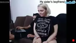 امرأة ناضجة شقراء تملأ مهبلها بقضيب رجل أصغر