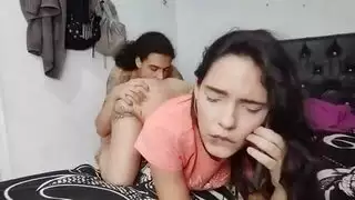 الأخت الكولومبية كبيرة الصدر تُفاجأ أثناء المكالمة، تدخل مزدوج