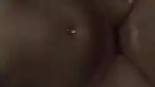 فتاة ذكية المظهر تستمني قبل تلقي حمولة ساخنة