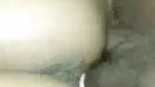 عاهرة سوداء حنونة تفتح كسها المشعر لعمل شرج خشن