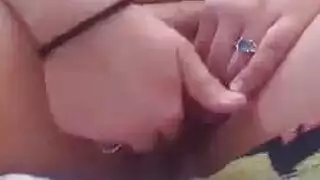 نجمت بورن شقراء تلعب بمفردها بقضيبها