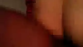 فتاة البلوزة الوردية تفتح ساقيها لعضو قوي وصارخ