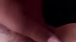 فتاة عربية مراهقة تمتع نفسها بإصبعها في فرجها المبلول