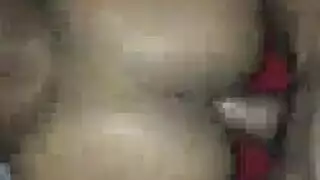 فتاة نحيفة بابتسامة جميلة تفتح ساقيها لفيديو إباحي لحبيبها السابق