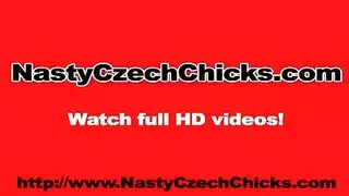 شقراء نحيلة ترفع مستوى الجنس بمعدات الرياضة – حركات صارخة