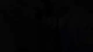 اللعب بقطعتين على شكل قضيب يجعل هذه الفتيات تبلغ ذروتها بقوة