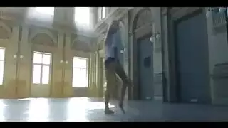 أوgy صالة رياضية متعرقة: رجلان يتشاركان عاهرة