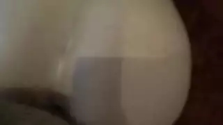 في صدمة، تفتح نفسها لذلك القضيب الإباحي الكبير الصلب