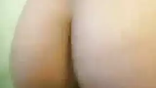 فتانات البيكيني يتناوبن على قضيب كبير بجانب المسبح