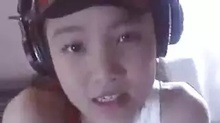 فاتنة في سن المراهقة الآسيوية فرك برفق ديك شريكها قرنية وتظهر له كيف تحبها