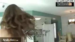 زوج الأم يملأ المراهقة المتمردة في فيلم إباحي