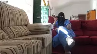 زوجة تركية تتحمس لقضيب صديق زوجها الأسود الضخم