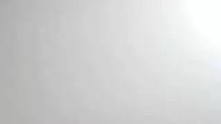 الظهور الإباحي الأول لفتاة صغيرة: جلسة جماعية من رجل غامض موهوب