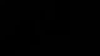 المهيمنة في الكعب العالي تمص القضيب وتأخذ تدميراً لفتحتها الخلفية