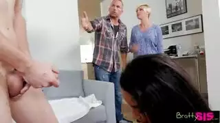 المراهقه الممحونه تغري خالها لحتا ينيكها ساخن