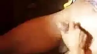 جنس علني على الشاطئ: فتاة شقراء تنكح جماعياً من قبل رجلين