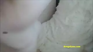 جميلة بمؤخرة مثالية في عادة سرية خام وتركيز على المهبل