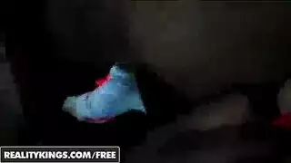 فتيات سمراوات يشاركن قضيبًا سميكًا في حافلة عامة إكس إكس إكس