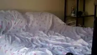 دردشة إباحية مع إيطالية مثيرة: تلعب بكسها، وهو يداعب زبه حتى الانفجار