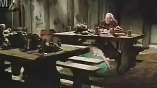 ترضع زب عجوز جالس في المكتب و تمنحه احلى جنس فموي حتى يقذف زبه في فمها