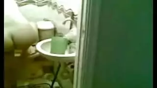طلاب عراقيون ينيكون عاهرة سمينة بالتناوب في فيلم إباحي