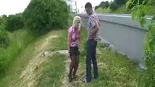 بورن ألماني قوي: جنس شرجي في الزقاق ومص على جانب الطريق