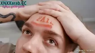 تساعد اخوها على عدم الغراء