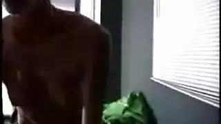 الجار يضاجع سمراوتين ساخنتين في جلسة ثلاثي مثير