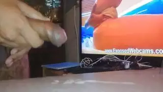 بلوندية ترتدي نظارات مع قضيبين: جنس فموي وعلاقة صريحة بغرفة المعيشة