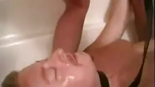 زوج ديوث يمرّس قضيبه بينما يتم تدمير زوجته من قبل صديقه المفضل