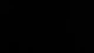 شقراء ترتدي جوارب وتُظهر أثداءها قبل أن تركب شابًا رياضيًا