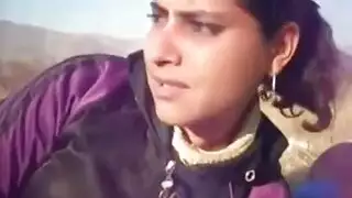 جنس يدوي في الحقل يتحول إلى مص مكثف