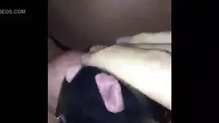 امرأة سمراء كثير الشعر الثدي سيليكون