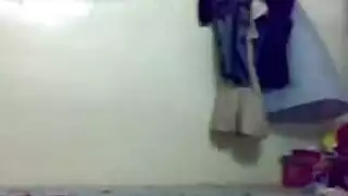 ولد يصور بنت صغيره وهوه في الحمام عربي