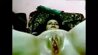 قحبه عربيه تعرض جسمها