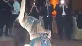 بورن عنيف مع بنات مثيرات بملابس جنسية يقدمن عرض رقص إباحي