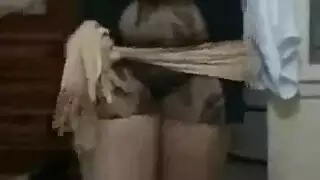 فتاة مصرية ساخنة تخلع ملابسها وترقص بطريقة جنسية صريحة في غرفتها