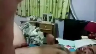 شاب عراقي يملأ فم ومهبل أيجة بيضة بالسائل المنوي