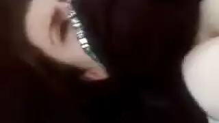 عاهرة منتقبة بمؤخرة كبيرة تُنكح في فمها